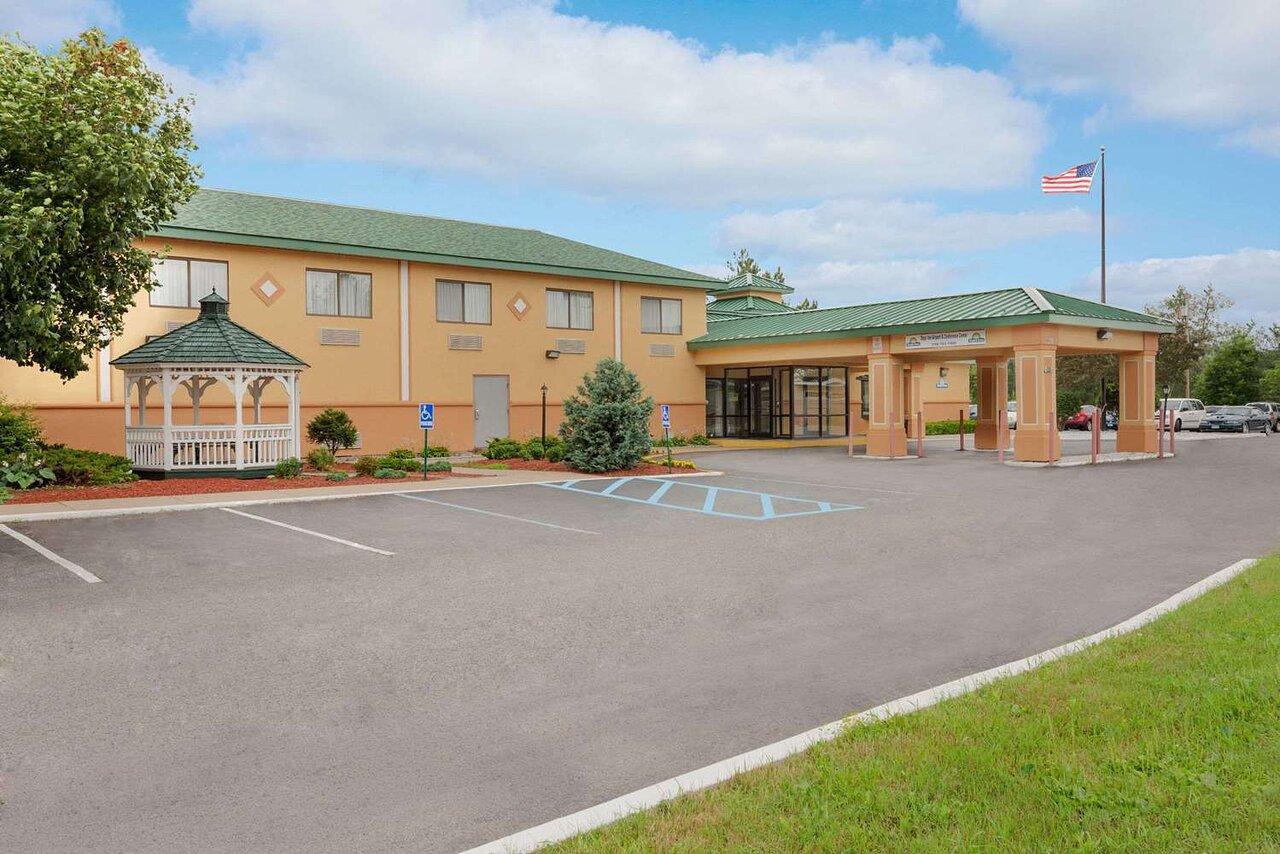 Baymont By Wyndham Latham Albany Airport Hotel Ngoại thất bức ảnh